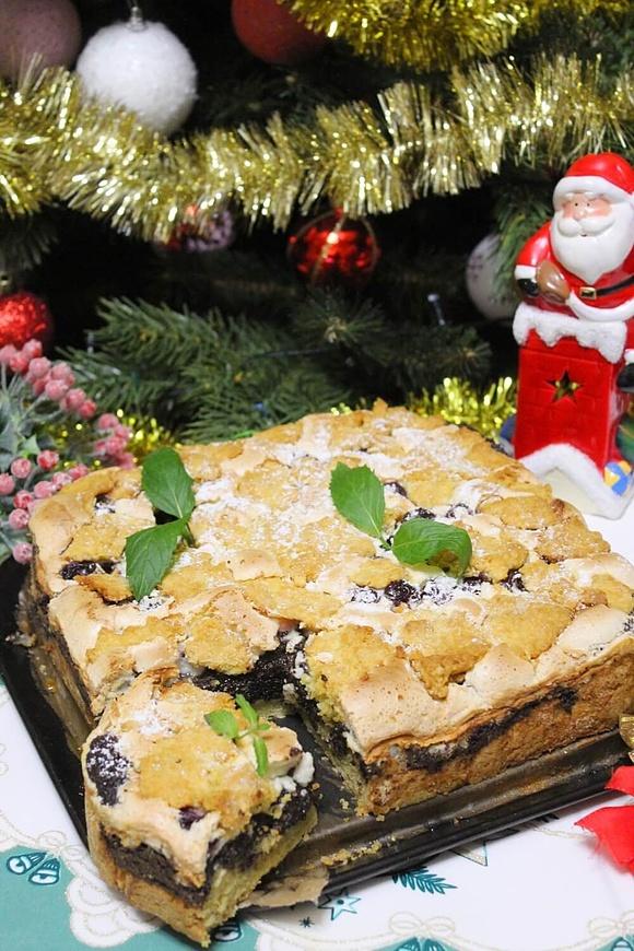 Makowiec z wiśniami i budyniową pianką w kruchym cieście