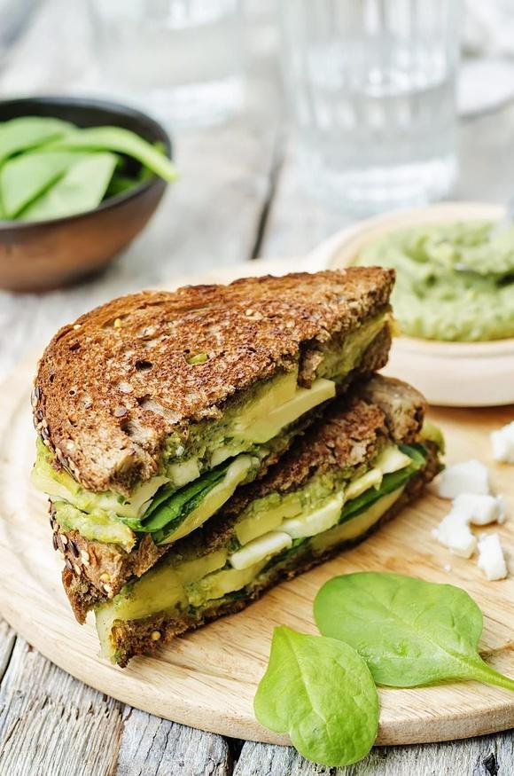 Grillowany sandwich ze szpinakiem i awokado