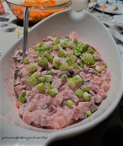 Śledzie z marynowanymi burakami
