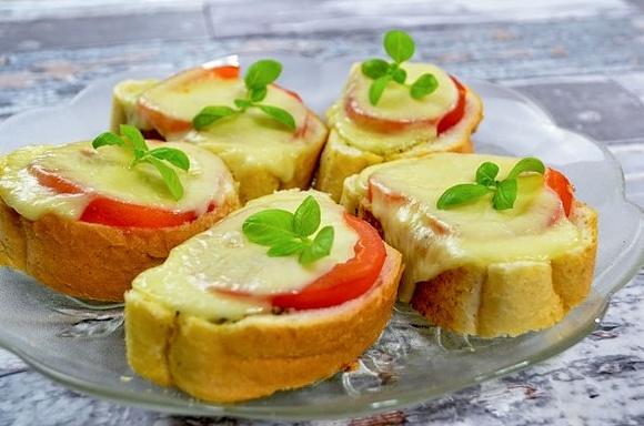 Mini grzanki z pomidorem i mozzarellą – szybka przekąska do śniadania i kolacji