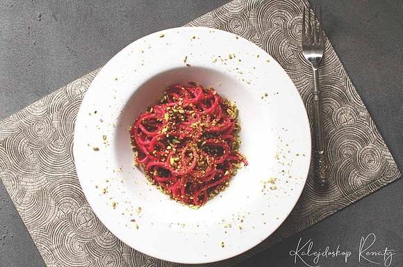 Spaghetti z burakami, anchois i pistacjami