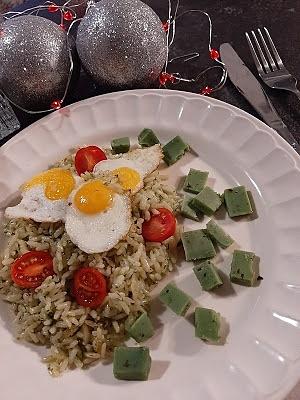 Ryż z pesto pietruszkowo-bazyliowym i jajkiem przepiórczym