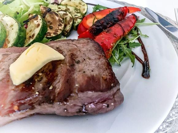 Grillowany rostbef z cukinią i sałatą