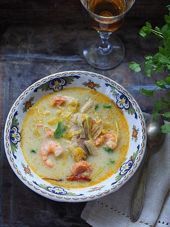 Zupa rybna z krewetkami, winem i mlekiem kokosowym