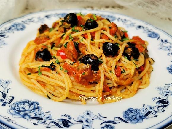 Spaghetti alla puttanesca – makarony z pomidorami i kaparami