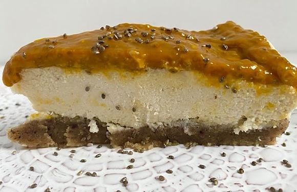 Wegański sernik z nerkowców i mango bez pieczenia