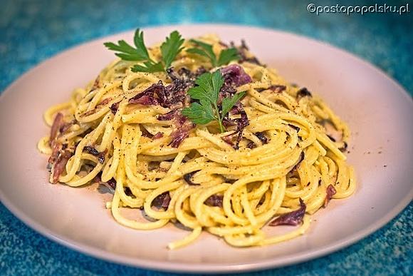 Spaghetti z cykorią, porami i boczkiem