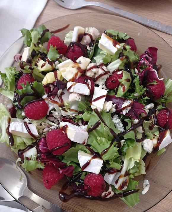 Carpaccio z buraka z malinami