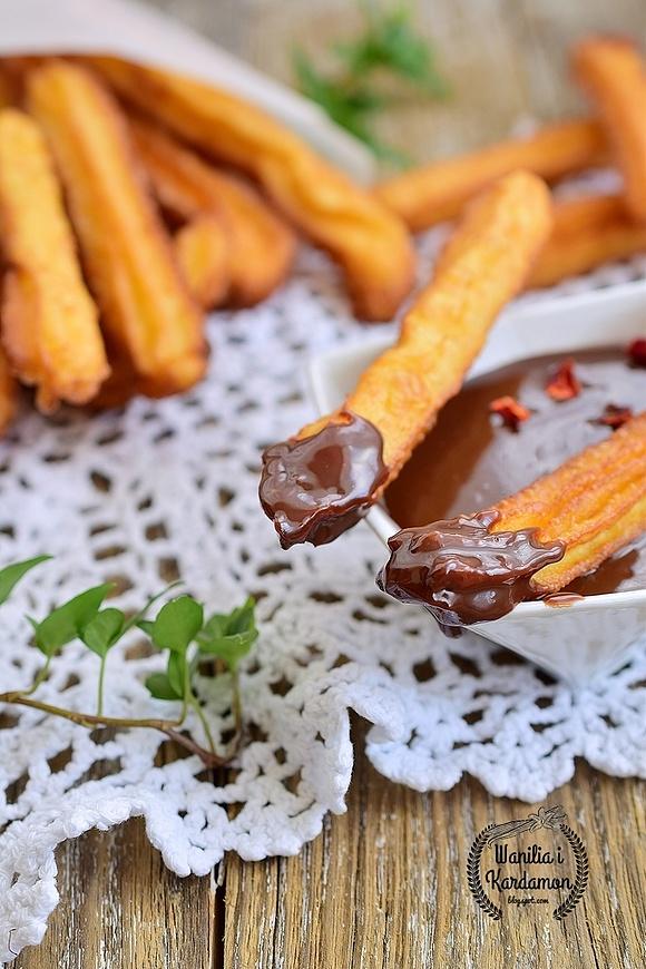 Churros z sosem czekoladowym z chili