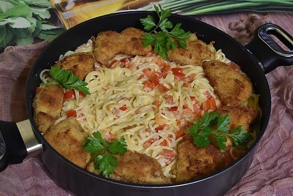 Spaghetti z kurczakiem w sosie serowym