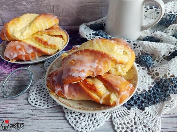 Zawijane drożdżówki z serem