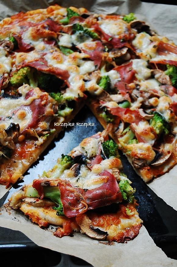 Pizza bezglutenowa z brokułem, pieczarkami i szynką prosciutto