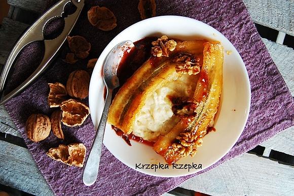 Budyń jaglany z karmelizowanym bananem i orzechami