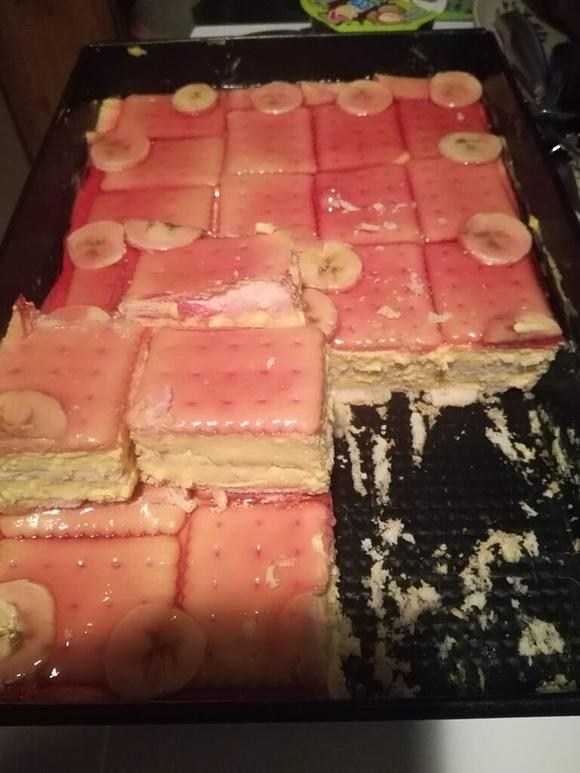 Sernik bez pieczenia z ciastkami i budyniem bananowym