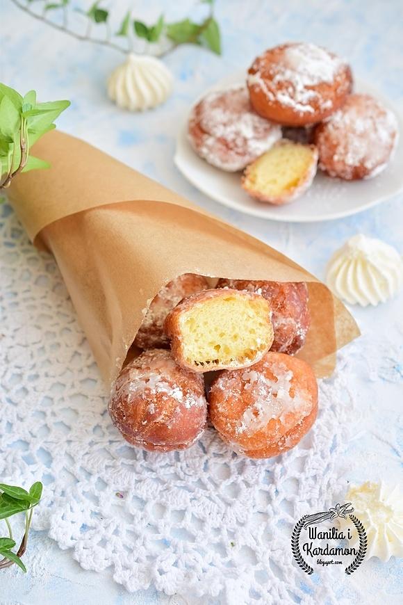 Mini pączki serowe obtoczone w pudrze