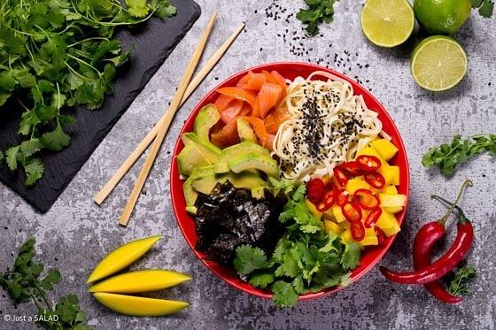 Udon bowl z łososiem, awokado i mango