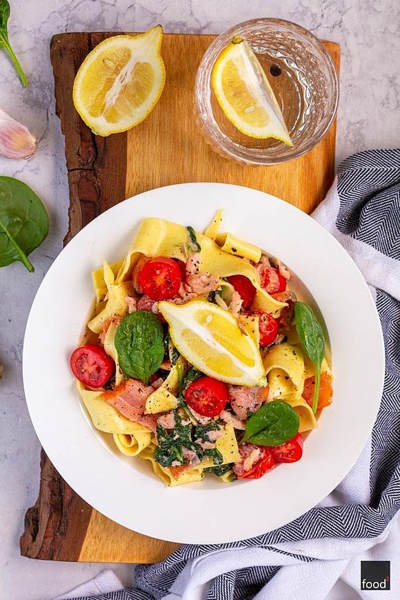 Makaron pappardelle z wędzonym łososiem i szpinakiem