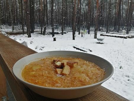 Kapuśniak wegański z czerwoną soczewicą i tofu