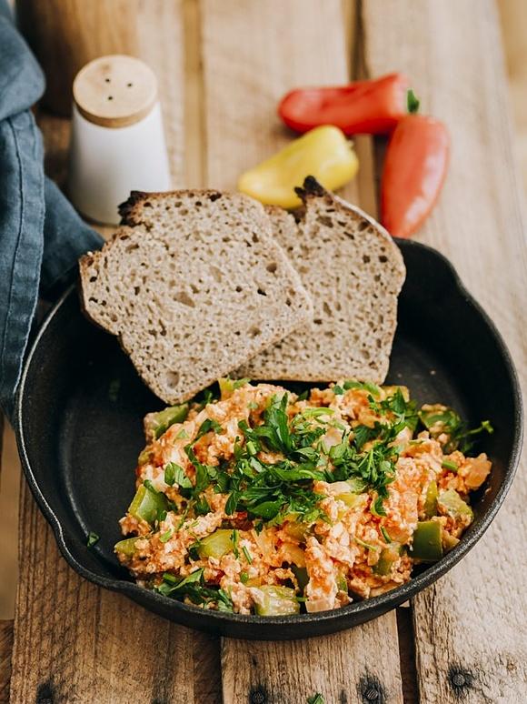 Menemen – turecka jajecznica z pomidorami i papryką