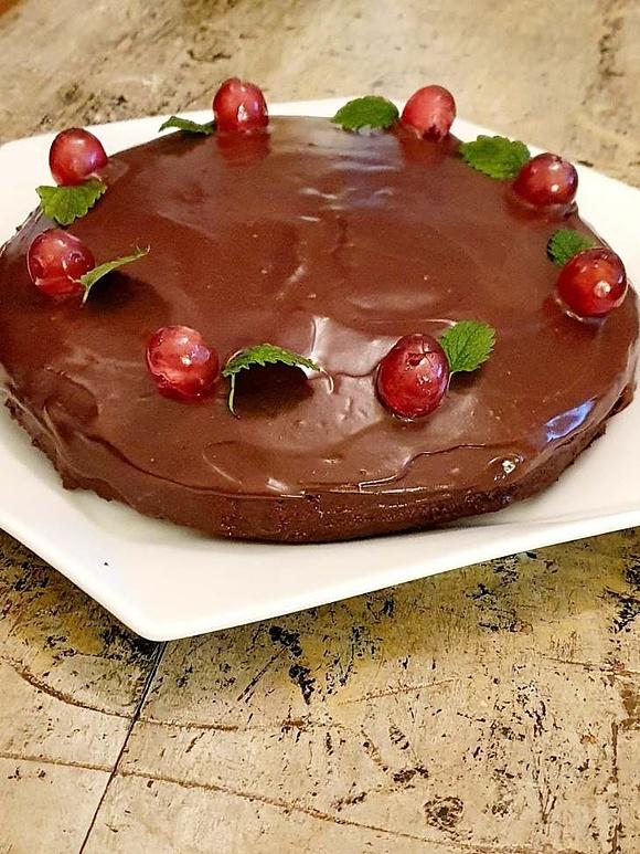 Ekspresowe ciasto czekoladowe z polewą – szybkie i tanie