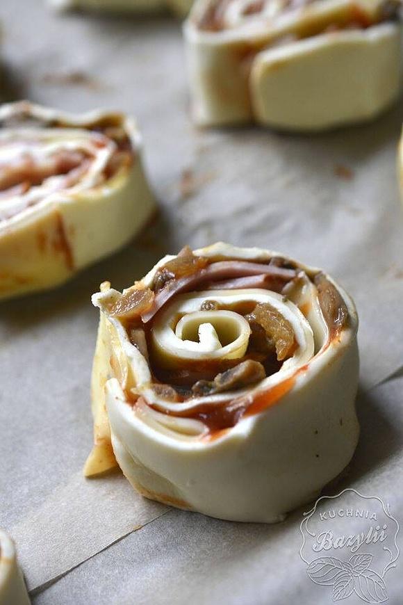 Ślimaczki z pieczarkami i szynką z ciasta francuskiego