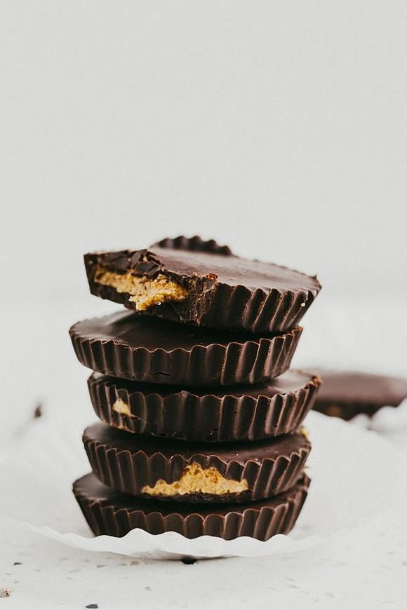 Domowe Reese’s z masłem migdałowym bez cukru