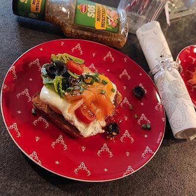 Śniadaniowy tost z jajkiem sadzonym i sosem miodowym