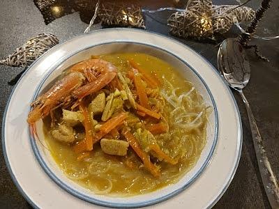 Zupa tajska z krewetkami i mango
