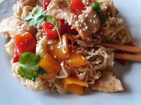 Makaron chow mein z kurczakiem i pak choi