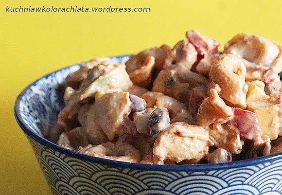 Pikantna sałatka z tortellini i warzywami