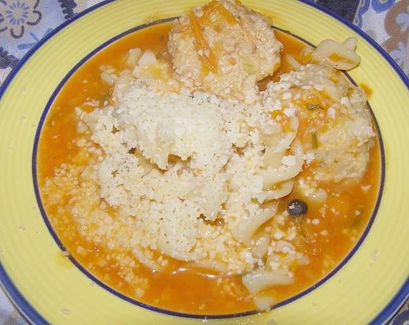 Pomidorowa z pulpetami makaronem i parmezanem