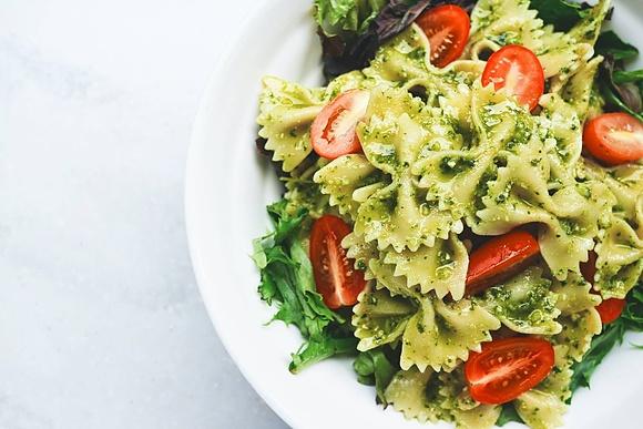 Makaron z pesto i pomidorkami koktajlowymi