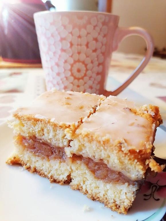 Szarlotka z lukrem - szybkie i delikatne ciasto z jabłkami
