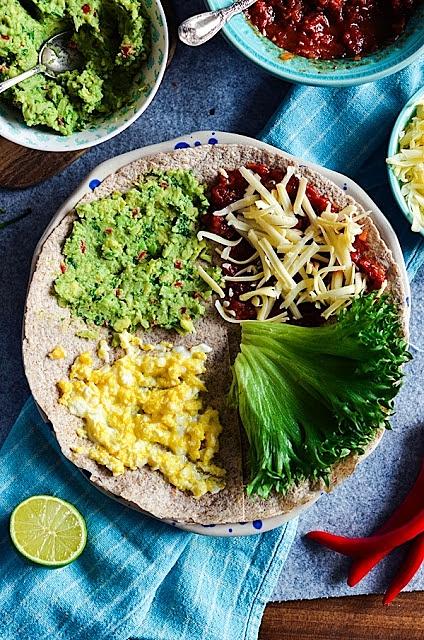 Śniadaniowe i lunchowe wrapy z jajecznicą, sosem pomidorowym i guacamole