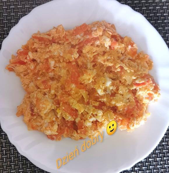 Jajecznica z pomidorem