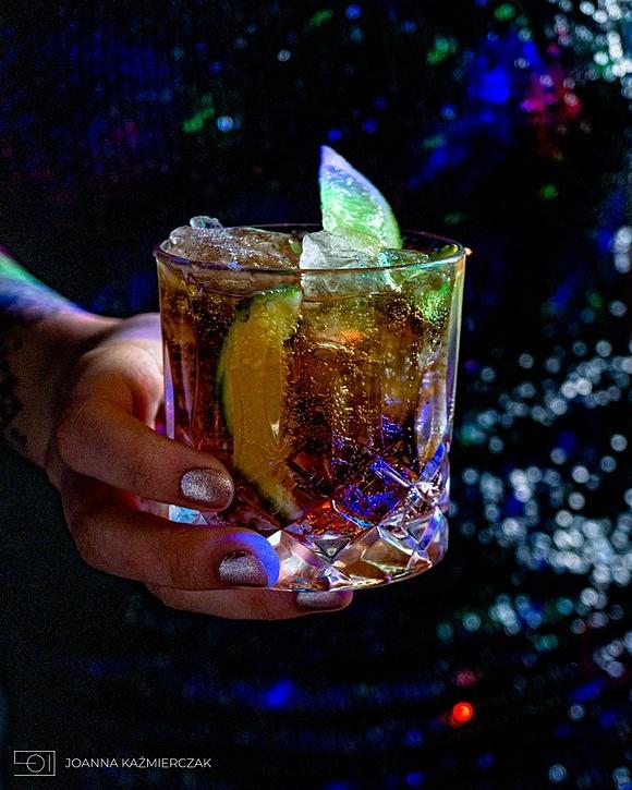 Cuba libre - przepis na prosty drink z rumem i limonką
