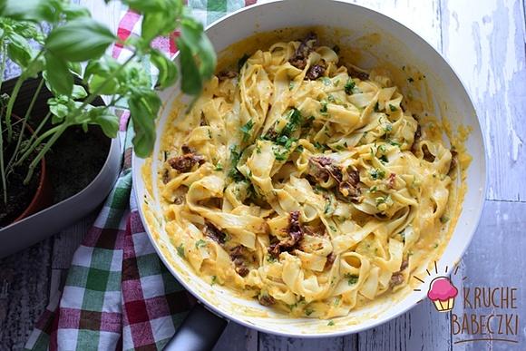 Makaron z kremowym sosem z batata i suszonymi pomidorami