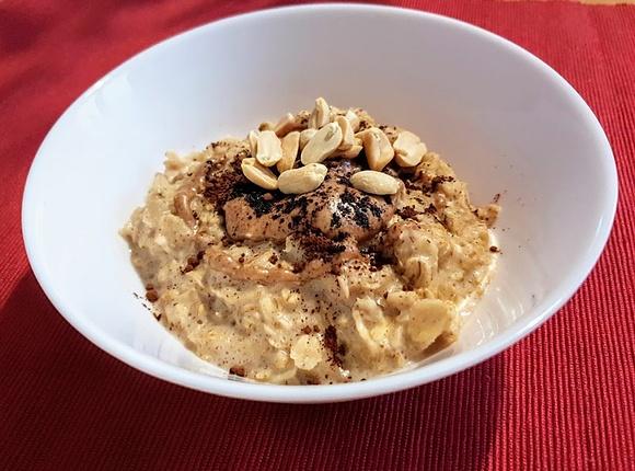 Owsianka snickers z masłem orzechowym i kakao