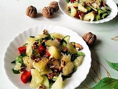 Sałatka z pomelo i orzechami włoskimi