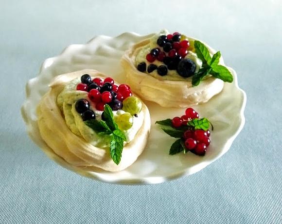 Bezowe koszyczki z kremem cytrynowo-miętowym