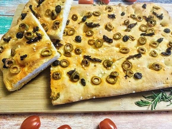 Focaccia z oliwkami i suszonymi pomidorami