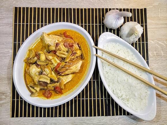 Kurczak w czerwonym curry - pikantne orientalne danie