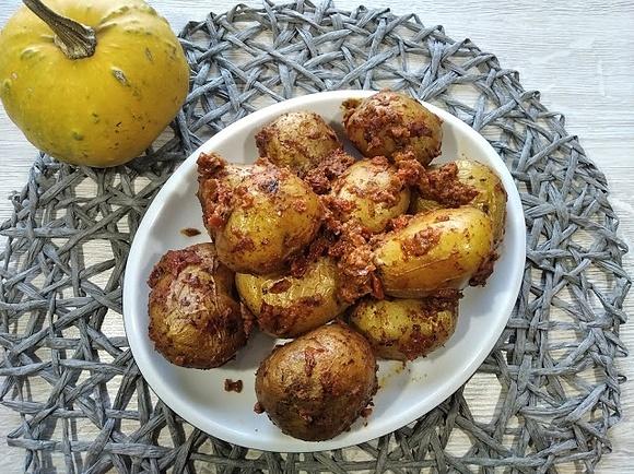 Pieczone ziemniaki z pesto i fetą
