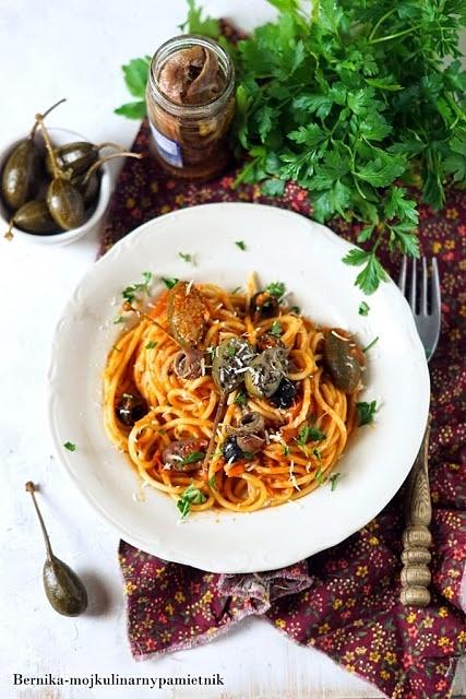 Spaghetti alla Puttanesca - prosty i szybki przepis na makaron z sosem pomidorowym i kaparami
