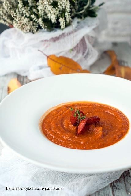Krem z dyni i pomidorów z chorizo