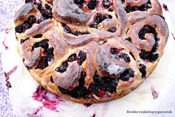 Drożdżówka ślimaczki z jeżynami