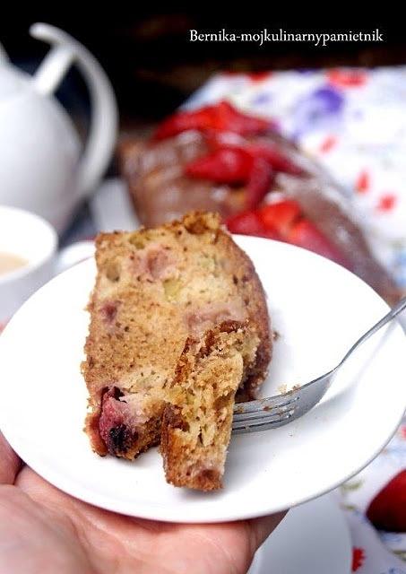 Bananowy chlebek z truskawkami i rabarbarem