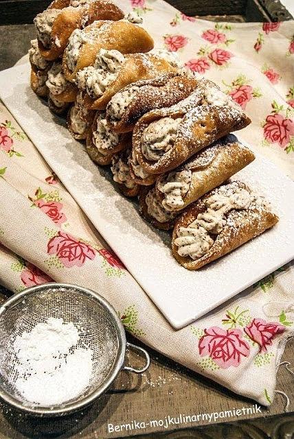Cannoli z bitą śmietaną i czekoladą