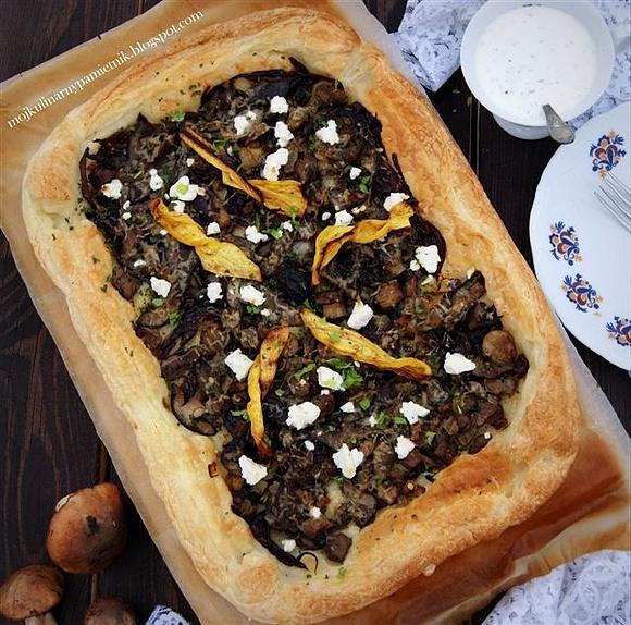 Tarta z karmelizowaną czerwoną cebulą i leśnymi grzybami