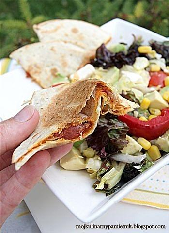 Quesadilla z chorizo i sałatką
